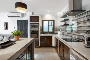 Kühlschrank, Mikrowelle, Ofen, Wasserkocher mit Kaffee-/Teezubehör