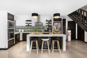 Kühlschrank, Mikrowelle, Ofen, Wasserkocher mit Kaffee-/Teezubehör