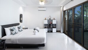 Un dormitorio moderno con una cama grande, una mesita de noche, una estantería y un ventanal corredero al exterior.