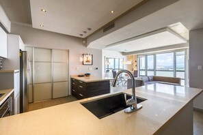 Kylskåp, mikrovågsugn, ugn och spishäll