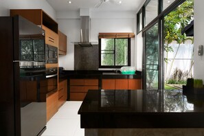 冷蔵庫、電子レンジ、オーブン、コンロ