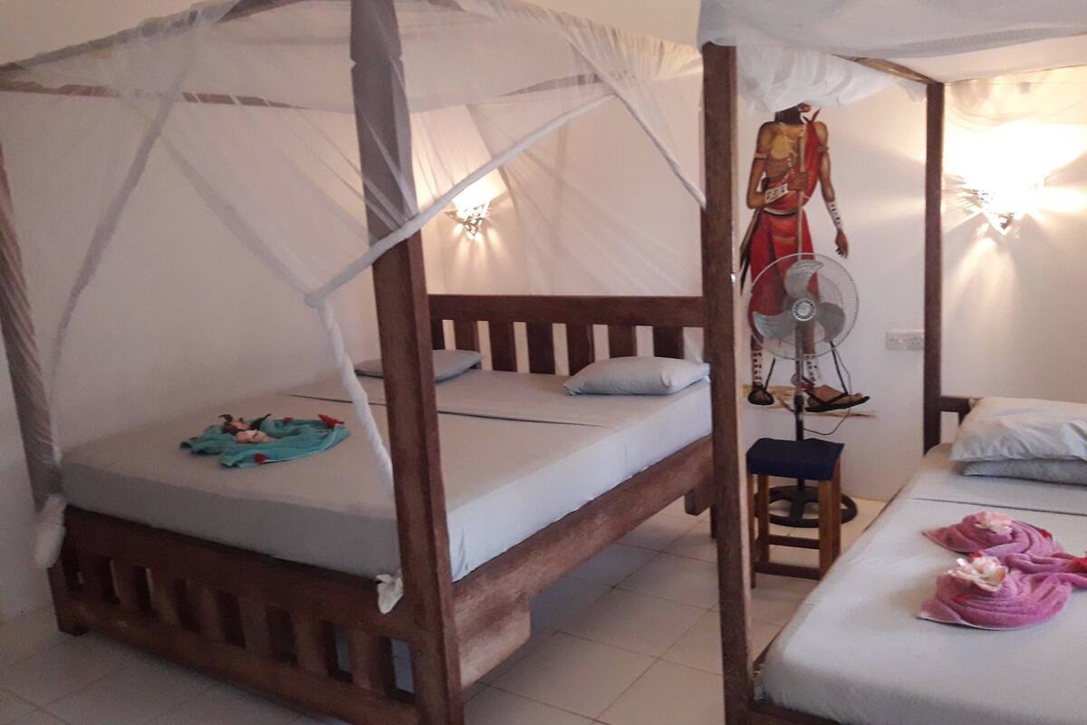 Bungalow, Garden View, Beachfront | Desk, bed sheets