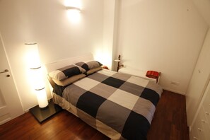 1 habitación, tabla de planchar con plancha y cuna de viaje 