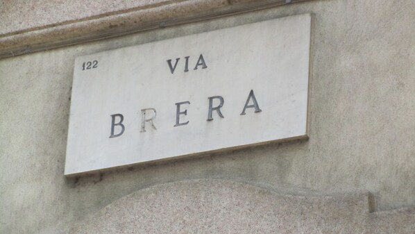 A sign with the text "VIA BRERA" and the number "122" on a building facade. - Delightful apartment in the Brera area / Centro Milano - Shopping - Art - Museums (Milano)