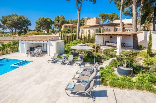6 Bedroom Villa minutes from Moraira Beach. Heated swimming pool, sea view