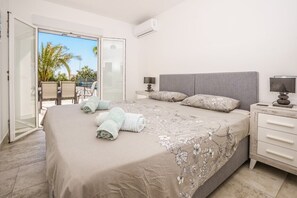 6 bedrooms, in-room safe, iron/ironing board, travel cot -  6 Bedroom Villa minutes from Moraira Beach. Heated swimming pool, sea view (moraira)