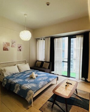 Desk, iron/ironing board, free WiFi, bed sheets - Henry's Newport (Pasay)