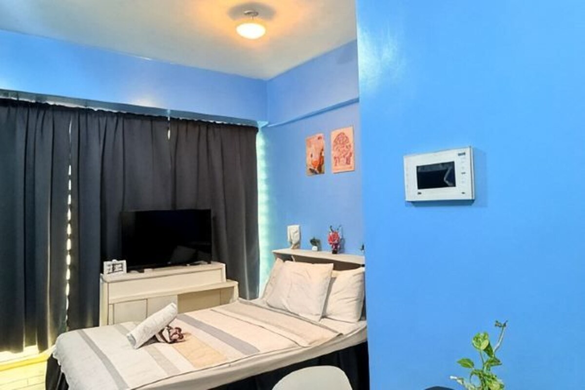 Desk, iron/ironing board (on request), WiFi (free), bed sheets