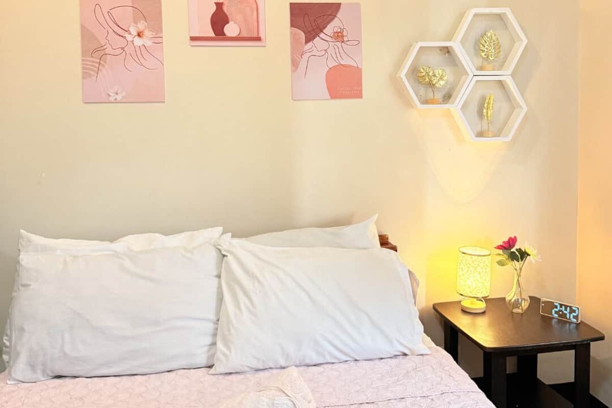 Escritorio, tabla de planchar con plancha, wifi gratis y ropa de cama