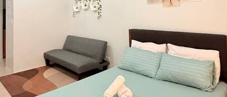 Bureau, fer et planche Ă repasser, Wi-Fi gratuit, draps fournis