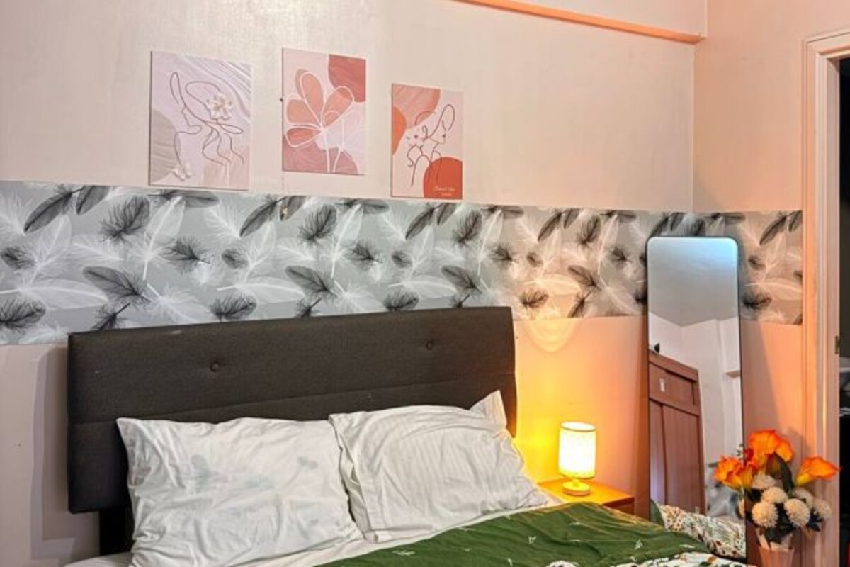 Desk, iron/ironing board (on request), WiFi (free), bed sheets