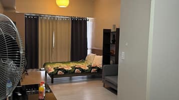Deluxe Studio | 1 bedroom, desk, iron/ironing board, free WiFi