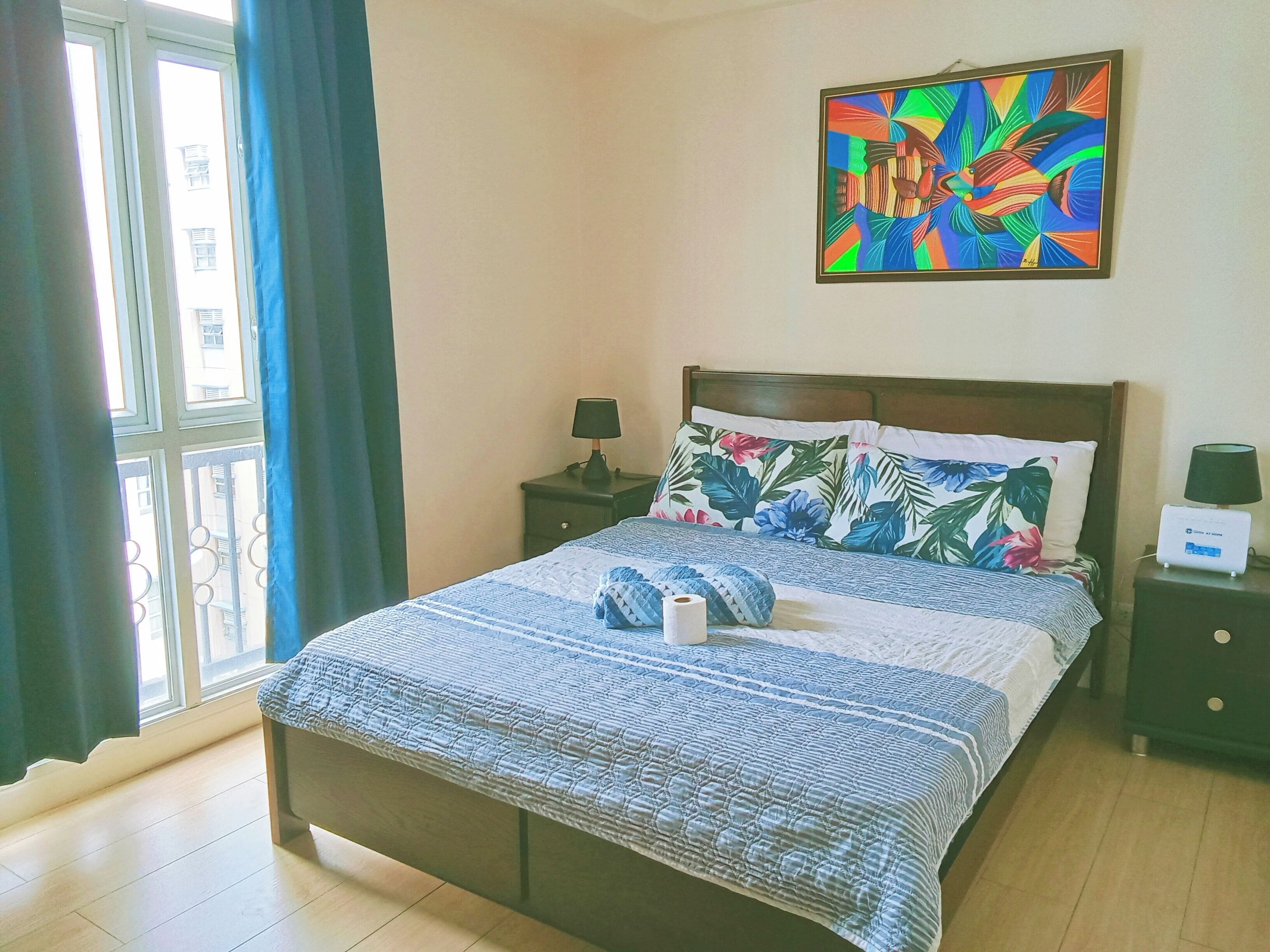 Escritorio, tabla de planchar con plancha, wifi gratis y ropa de cama 