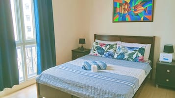 Escritorio, tabla de planchar con plancha, wifi gratis y ropa de cama