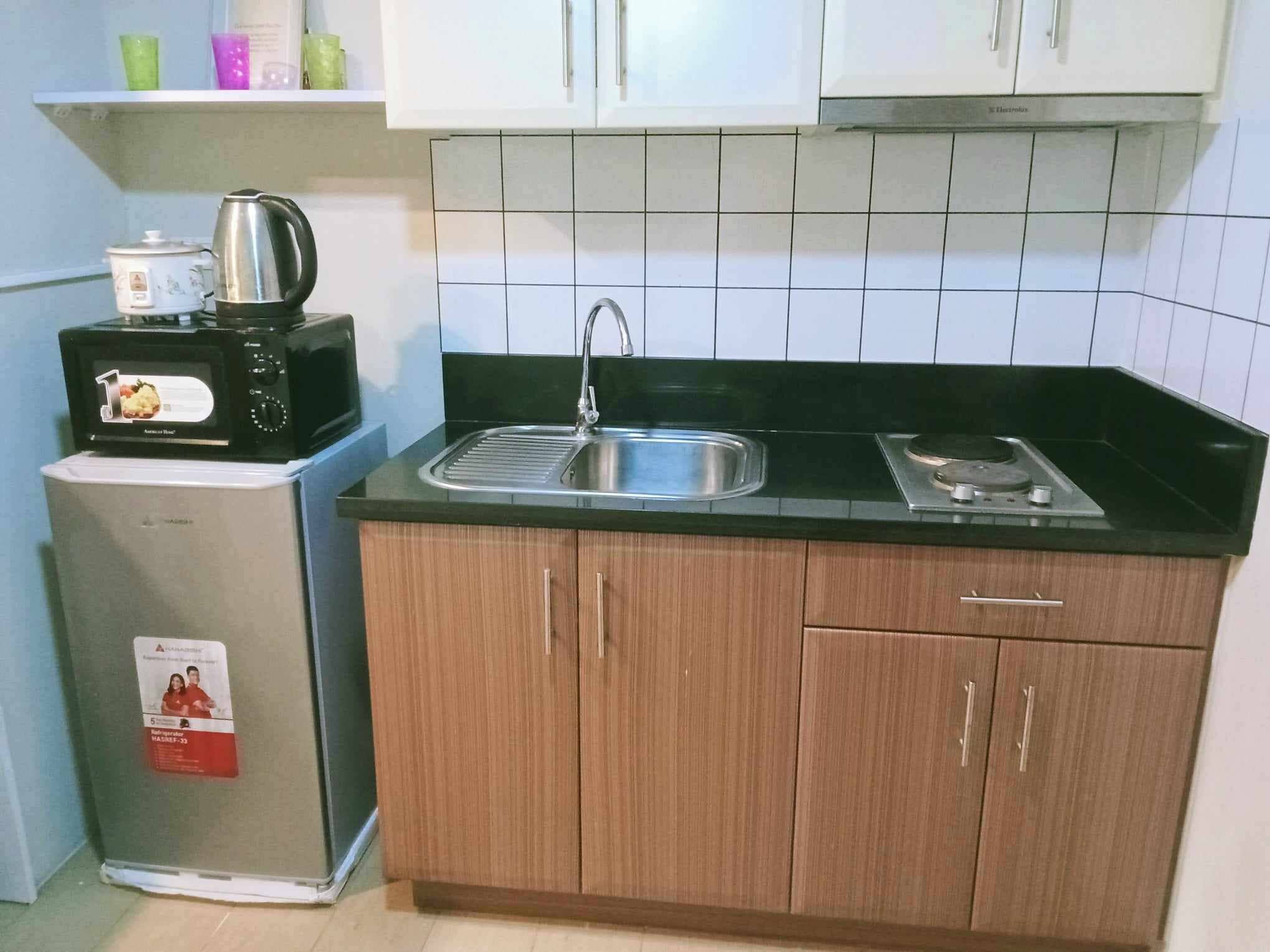 deluxe studio | private kitchen | fridge, stovetop, cookware/dishes/utensils