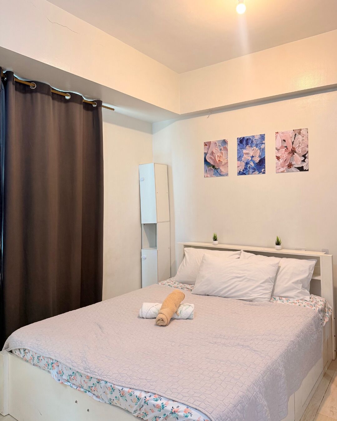 Escritorio, tabla de planchar con plancha, wifi gratis y ropa de cama 