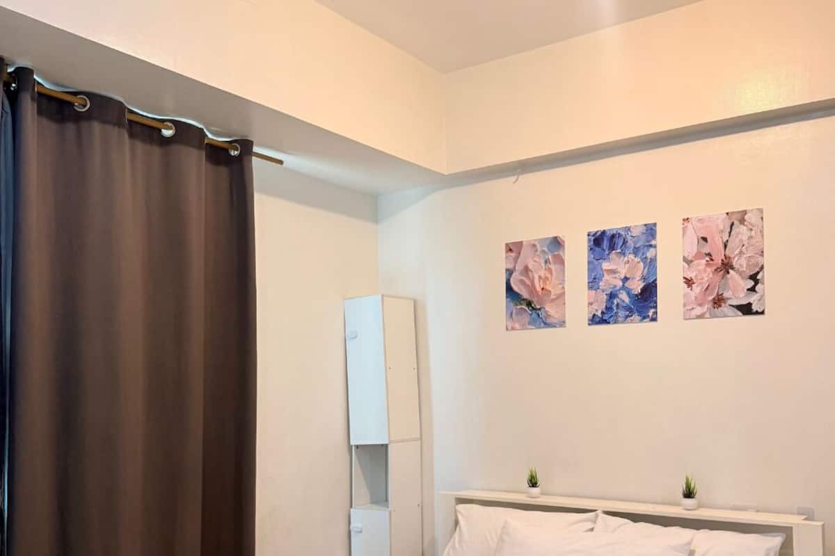 Escritorio, tabla de planchar con plancha, wifi gratis y ropa de cama