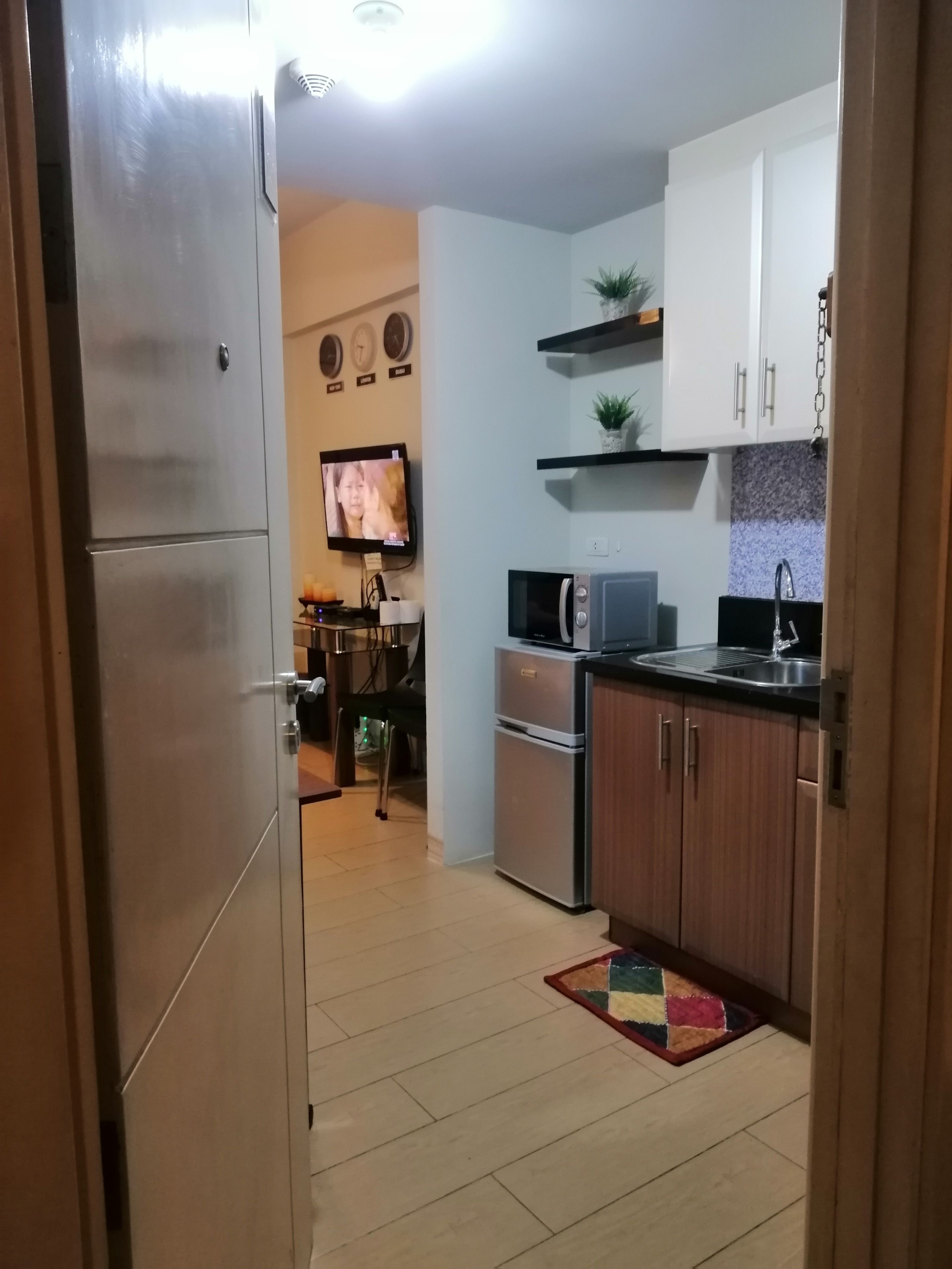 deluxe studio | private kitchen | fridge, stovetop, cookware/dishes/utensils