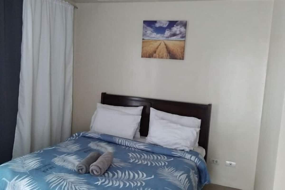 1 habitación, escritorio, tabla de planchar con plancha y wifi gratis