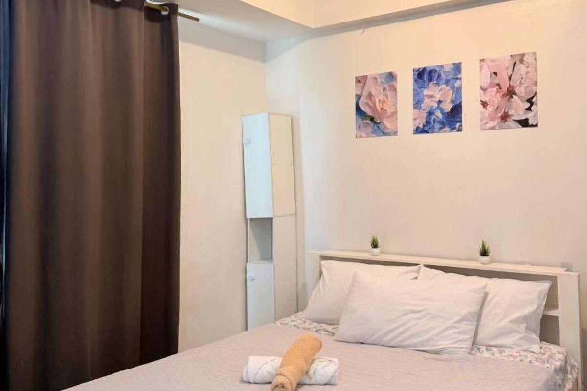 Desk, iron/ironing board (on request), WiFi (free), bed sheets