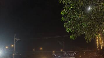 Escena nocturna d'un carrer amb decoracions il·luminades i un senyal que diu 'NEWPORT-CITY'.