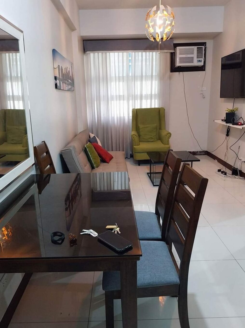 deluxe studio | living area | flat-screen tv