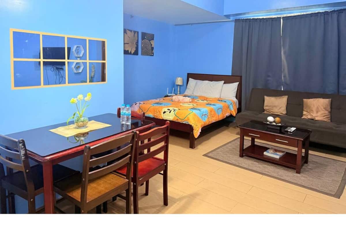 Escritorio, tabla de planchar con plancha, wifi gratis y ropa de cama