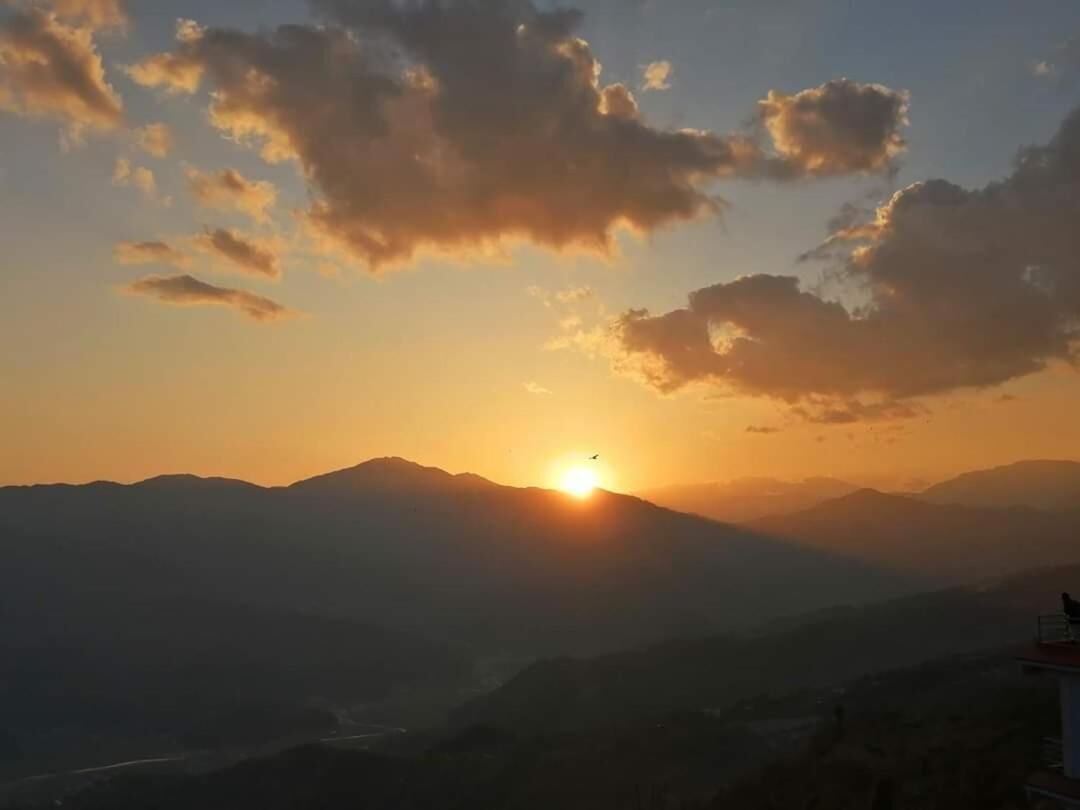 Un paysage de montagne au coucher du soleil.
