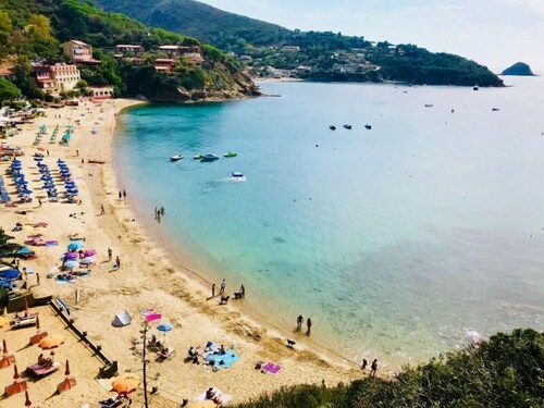 Vue panoramique à 2 pas de la plage de Morcone.