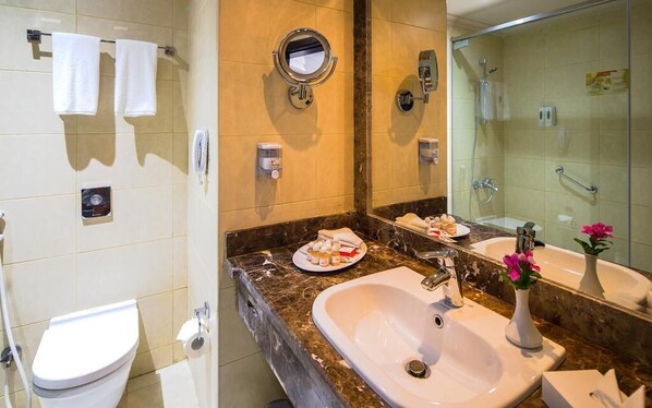 ห้องสแตนดาร์ดทริปเปิล | ห้องน้ำ | ฝักบัว, ของใช้ในห้องน้ำฟรี, ไดร์เป่าผม, ผ้าเช็ดตัว