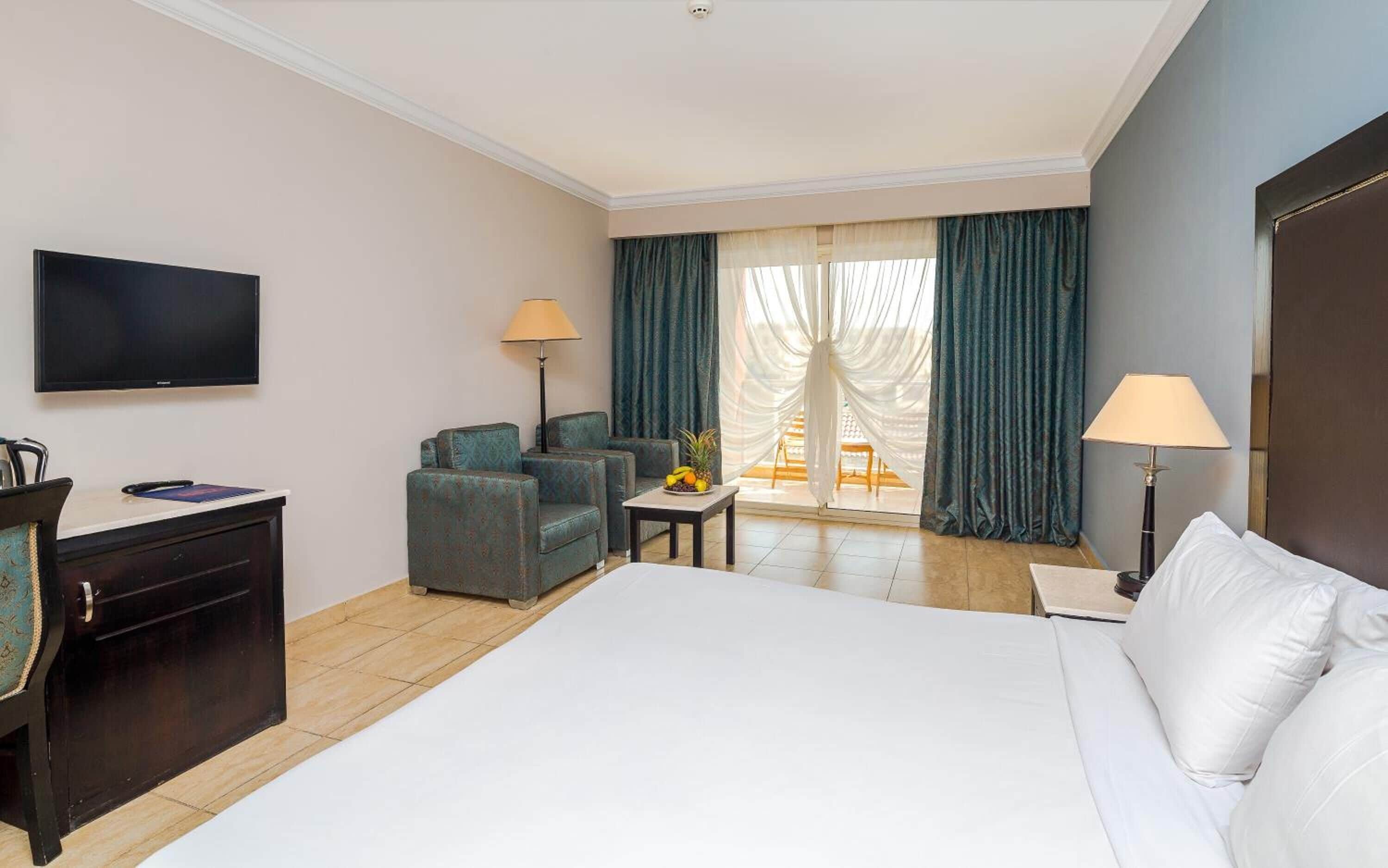 Minibar, in-room safe, iron/ironing board, bed sheets