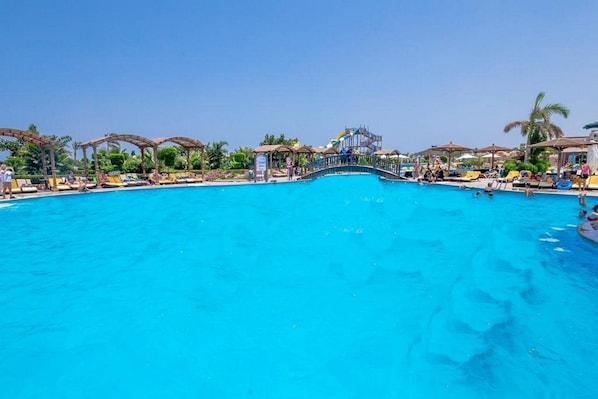 13 udendørs pools, parasoller, liggestole