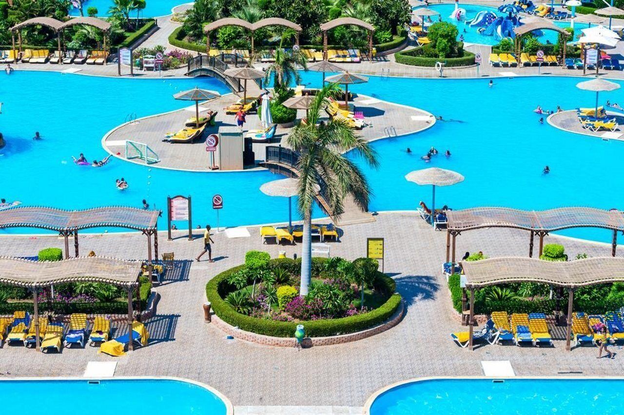 13 من حمّامات السباحة الخارجية، مظلات على حمّام السباحة، مقاعد للتشمس