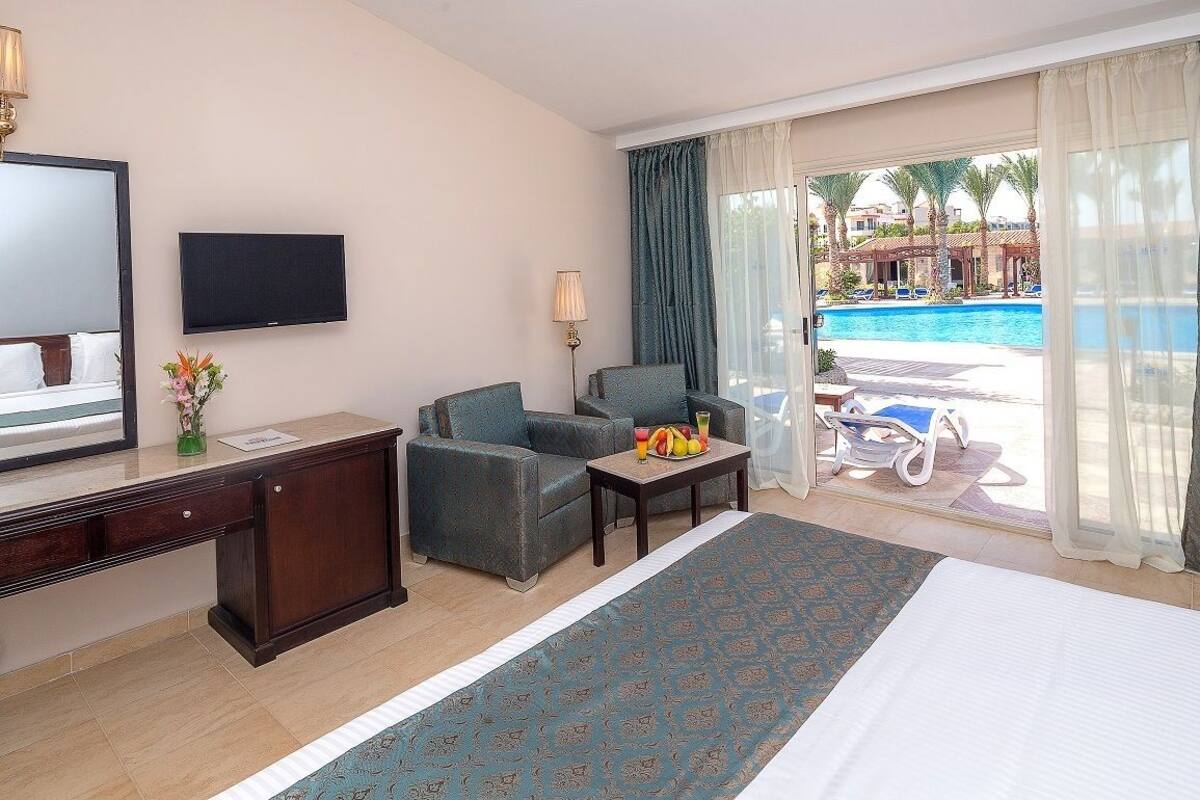 Standard Triple Room | Minibar, in-room safe, iron/ironing board (on request), bed sheets