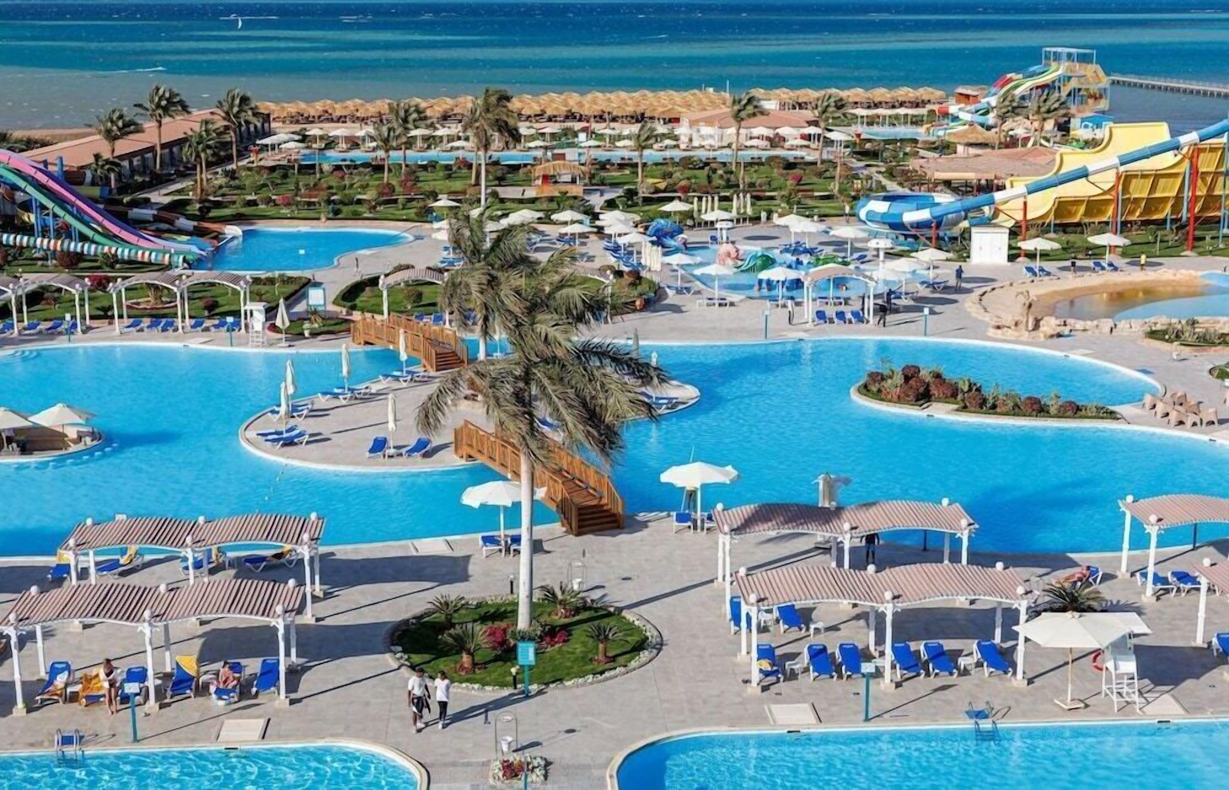 13 つの屋外プール、プール パラソル、サンラウンジャー