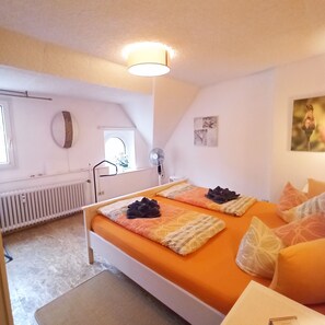2 bedrooms, iron/ironing board, Internet, bed sheets