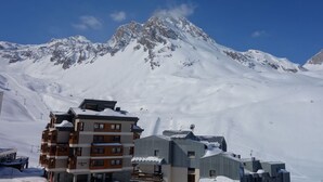 A snow-covered mountain with a ski resort building featuring multiple floors and a ski lift in the foreground. - Cosy apartment for 4 guests with WIFI, TV and balcony (Les Boisses)