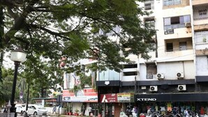 A street view with a row of shops, including a bank and a travel agency. - Viva Guest House (Panaji)
