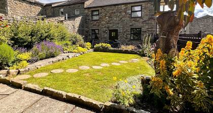 Dog Friendly Cottage with Private Drive, Enclosed Garden, Central Heating, Free WiFi & pubs nearby