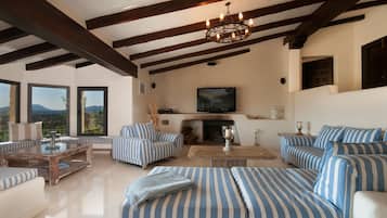 Télévision, cheminée, lecteur de DVD, table de tennis de table