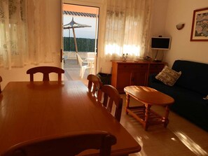 Interior - CASA Mª CARMEN,Ideal house for your holidays near the sea, free wifi, air conditioning optional, private pool, pets allowed, dog’s beach (delta de l'ebre)