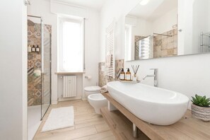 Dusche, Haartrockner, Handtücher, Shampoo