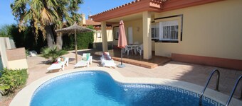 CASA SANDRA, ideal para tus vacaciones cerca del mar, wifi gratuito, aire acondicionado opcional, piscina privada, se admiten mascotas, playa para perros
