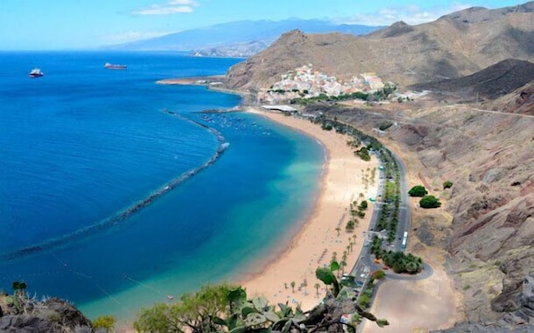 Ubicación cercana a la playa, tumbonas y toallas de playa