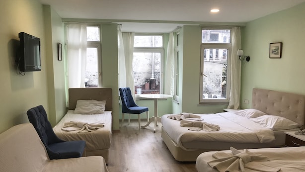 A hotel room with two beds, a desk, and a chair. - Historial Hotel (Istanbul)