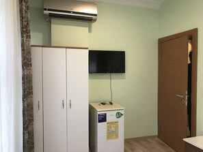 Quarto casal conforto, 1 cama King, acessível, vista para a cidade | Quartos à prova de som, roupa de cama