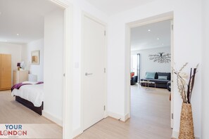 2 quartos, escrivaninha, ferros/tábuas de passar roupa, berço de viagem