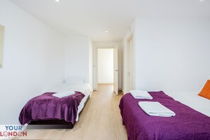 2 Schlafzimmer, Schreibtisch, Bügeleisen/Bügelbrett, Reisekinderbett