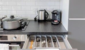 Kühlschrank, Mikrowelle, Ofen, Herdplatte