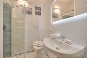 Bruser, hårtørrer, bidet, håndklæder